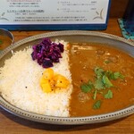 よすが舎 - カレー(左上は追加の小鉢カレー)