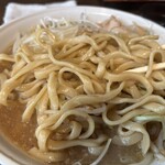 ラーメン貴丸 - 麺は中太平打ち麺　いい感じにスープに絡んで美味しい