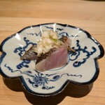 鮨 三心 - 黒鯥∶ネギの酢漬けとともに