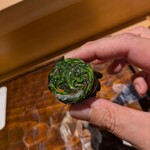 鮨 三心 - 梶谷農園産ハーブの昆布締め∶巻き物にして