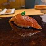 鮨 三心 - 鮪の漬け∶出汁醤油とともに