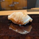 鮨 三心 - 北寄貝∶炙って香りを付けて