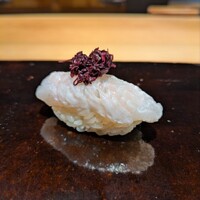 鮨 三心 - 鱧∶紫蘇の葉を添えて