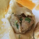 大鴻運天天酒楼 - 焼き中餃子の断面アップ