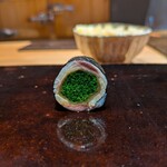 鮨 三心 - 鰯と白板昆布の磯辺巻き∶芽葱とともに