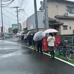 江ちゃんラーメン - 食後にぱしゃり！やっぱり雨でも並んでました！