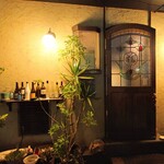 Caetla - 店舗入口 
      脇にいるネコさんがお出迎えしてくれます(⁎^◡^⁎)
      あたりは静かな空気に包まれ、街の喧騒から切り離された異世界の扉をノックするような気持ち