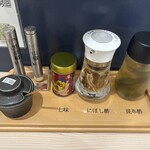 つけ麺 青木 - 味変用のトッピングなども、様々に用意されてます。