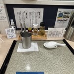 つけ麺 青木 - 着丼前に席移動。