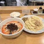 希須林 - ✅担々つけ麺(太麺300g)¥1.200
      　※辛さ3段階からセレクト(中辛)
      　※ご飯無料(お代わりも無料)
      　※野菜マシ可能
      　※土曜限定メニュー
