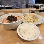 希須林 - ✅担々つけ麺(太麺300g)¥1.200
      　※辛さ3段階からセレクト(中辛)
      　※ご飯無料(お代わりも無料)
      　※野菜マシ可能
      　※土曜限定メニュー