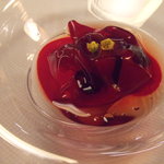 アコルドゥ - X'mas　根の香りとアブラナ科の小さな世界　ビーツの赤いヴェールと吉野の野鹿のコンソメ