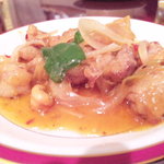 居酒屋 東東餃子 - 食感のコントラストが良いカンジの鶏肉とカシューナッツ炒め