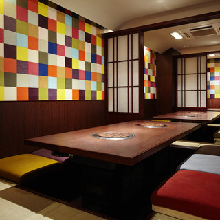 There is a sunken kotatsu and a private room. We accept groups and banquets.