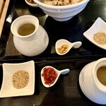 さばめしの鯖匠 - うめさばめしにはカリカリ梅　ガーリックさばめしにはニンニクチップがつくよ