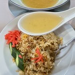 新潟ラーメン なみ福 - 紅生姜とスープを箸休めにチャーハンを楽しむ