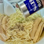 新潟ラーメン なみ福 - コショウを振り掛け風味を加え
