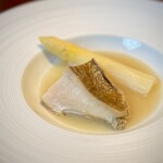 304403105 - もちろん、大きさだけではありません(^^)
                        素晴らしい肉質の鮑自体はもちろん、その出汁と自家製バターで仕立てたスープの旨さが、これは完全に昇天モノです♪
                        ずーーーっと、飲んでいたい（笑）