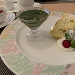 シェフ植田 - ローズマリーのシフォンケーキと抹茶プリン　ハーブティーはローズヒップでした