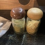 ラーメン・豚足 太吉 -                ←粉末状のゆず胡椒      粉末状のゆず皮→