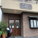 シェフ植田 - ️はお店の前に２台、川沿いに数台あります