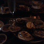 Johnny Foley's Irish House - 夕食時、店内はかなり照明を落としているので暗いです 私のオーダーは、オイスターハーフとプロセコの泡