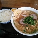 マルト食堂 - 天ぷらラーメン６５０円とめし（小）１４０円　計７９０円