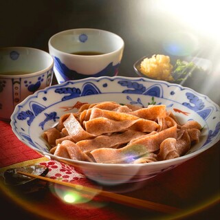 特許取得の独自製法で仕上げる、モチモチ食感の全粒粉うどん