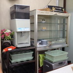 一竜軒 - おにぎりの入ったショーケース。残り2皿。