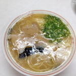 一竜軒 - ラーメン全景。スープたっぷり、油膜ばりばり。