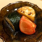 温石 - 炭火で焼いたズッキーニとトマト