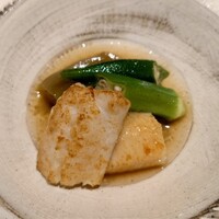 温石 - 焼津で捕れたイトヨリダイを揚げたものと清水の折戸茄子、オクラの炊き合わせ
