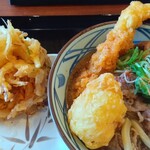 丸亀製麺 - えび天と半熟玉子をスープへ投入…ヒタヒタに。