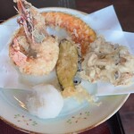 古蝶庵 - 食べかけ写真ですみません…大葉の天ぷら食べたら下からシメジ出てきてなんか嬉しかったので撮影追加