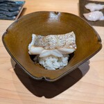 鮨 三心 - 太刀魚の焼き物∶辛味大根と舎利に合わせて