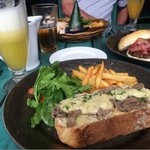 Balique - ビーフとチーズのオープンサンド