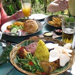 Balique - 葉を取れば、サフランカラーのナシゴレンがお目見え