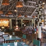 Balique - お洒落な空間は天井高く、オープンエアー