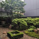 しろ - 中庭　苔が見事です！　井戸水が絶えず懇々と湧いています