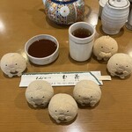 とんかつ武蔵 - お茶、タレ。