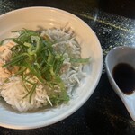 ラーメン・豚足 太吉 - 鶏しらす丼…別皿の醤油