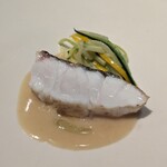しろ - 焼き物1品目　炭火焼き髭鯛《レア》(島根県浜田産、2日寝かせ)、酒粕、2種類のズッキーニを細長く切ったパスタ、髭鯛(島根県浜田産、2日寝かせ)の出汁&白ワイン&酒粕(島根県産)&茹で蕗のソース添え