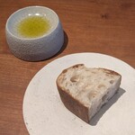 しろ - 自家製パンとオリーブオイル