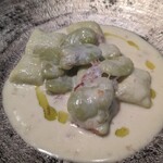 しろ - 茹で天豆《空豆》(島根県産)の裏漉し&たっぷりのリコッタチーズを練り込んだ蕩けるニョッキ、生ハム出汁&塩漬け発酵させた柚子(島根県金城産、内藤農園)のクリームソース、茹で天豆《空豆》(島根県産)添え