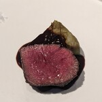 しろ - サステイナブル和牛ヒレ(経産牛、熟豊ファーム)、仔牛の出汁&赤ワイン&一休寺納豆のソース