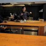 しろ - カウンター内で全て調理されます