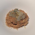 しろ - シチリアーナ(細めのパスタ)のミニ蕃加&アンチョビ&檸檬皮オイルのソース、猛者海老(鳥取県産)のタルタル載せ、削り唐墨&削り檸檬皮&炒り宮保(くんぽう)掛け