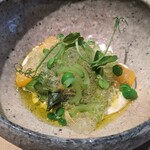 しろ - 茹でグリーンアスパラガス島根県出雲産、松本農園)、水切り豆腐の裏漉し&生クリーム&白味噌&本味醂敷き、焚き金柑(京都府産)添え、蕃加コンソメジュレ掛け、スナップ豌豆(京都府上賀茂産、田鶴農園)&ピーテンドリル《スナップ豌豆の新芽》(京都府上賀茂産、田鶴農園)載せ