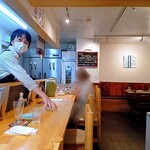 風の食堂 - ママさんと店内