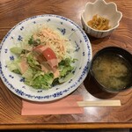 とんきち - ジャンボカツカレー（ロース）　1,450円　のサラダ、味噌汁、福神漬け